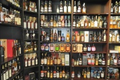 Unsere Whiskyabteilung im Laden mit ca. 500-600 Whiskys Unsere Whiskyabteilung im Laden mit ca. 500-600 Whiskys