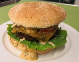 Zubereitung eines Insekten-Burger in unserer Kochschule in Schwetzingen zwischen Mannheim und Heidelberg